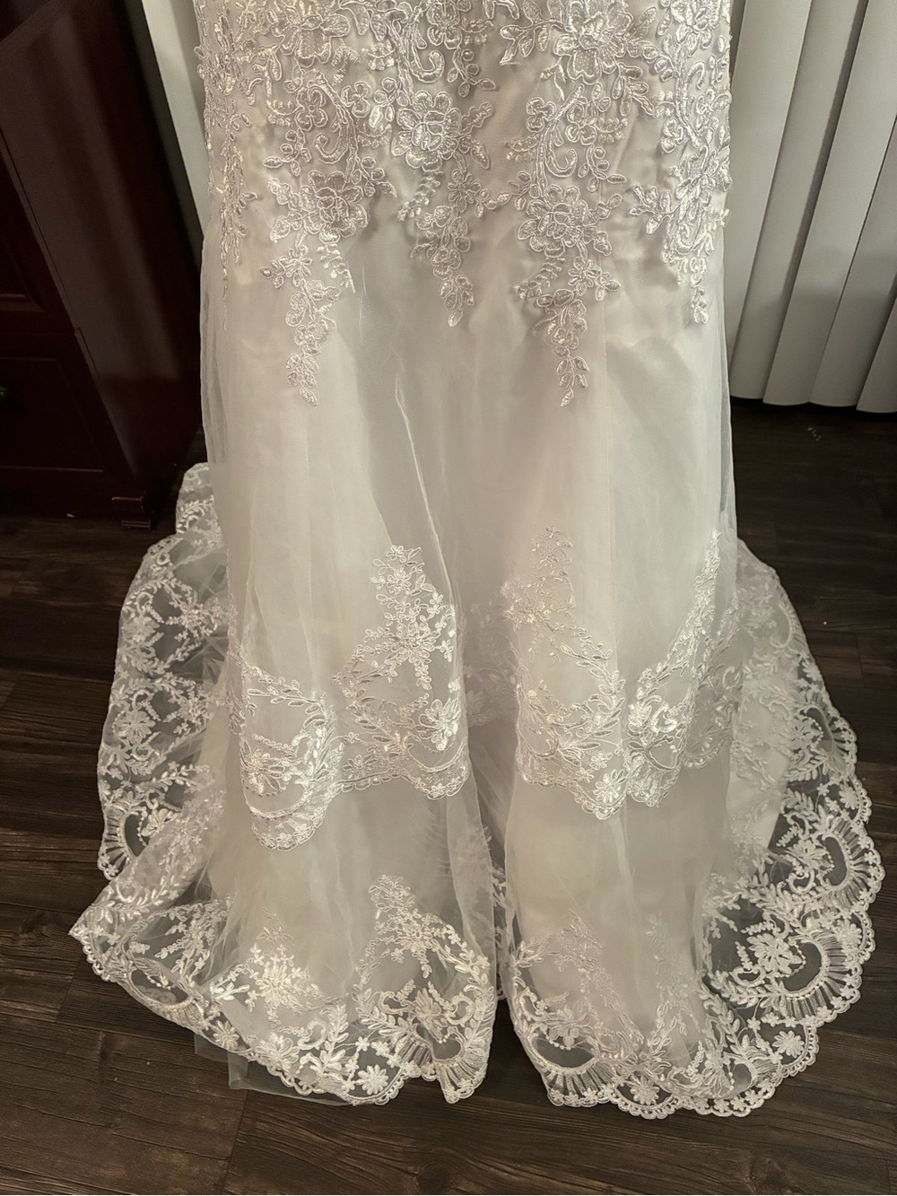 Elegant White Lace A-line Bridal Gown size M (6-8) Scalloped Neck 3/4 sleeves - Picture 5 of 16